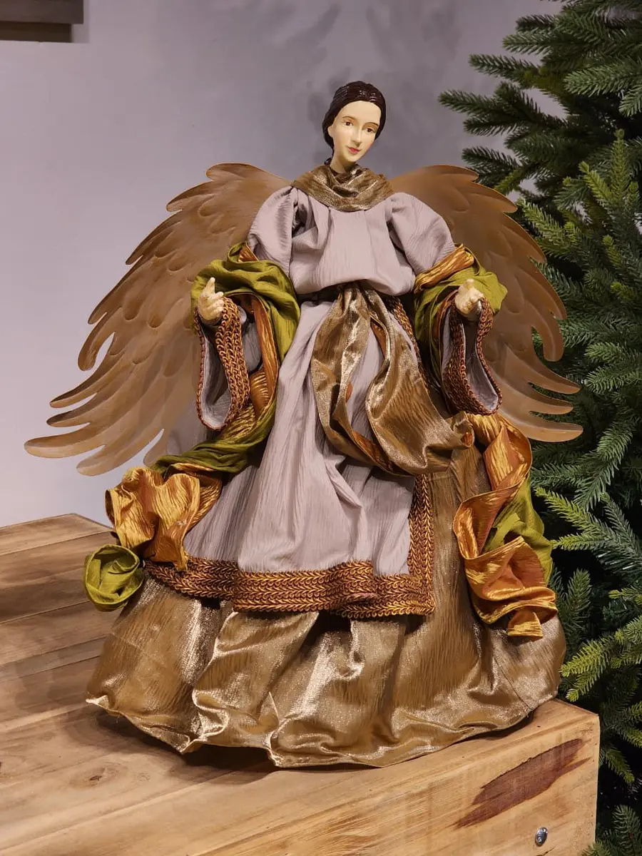 Anja Lerma com Roupa Dourada e Nude com Ouro e Asas em Metal 52 cm